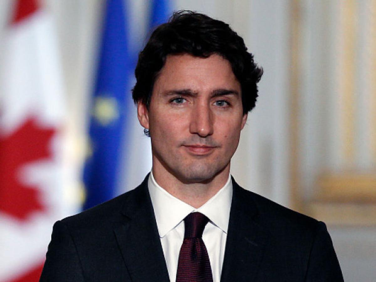 Shirtless Justin Trudeau strikes, internet gets obsessed